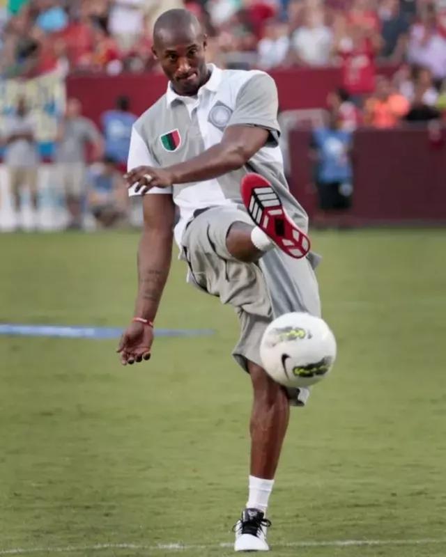 环球足球奖2025年度最佳球员候选：姆巴佩在列，巴黎8人入选（2025环球足球奖最佳球员候选出炉：姆巴佩上榜，巴黎共有8人入选）