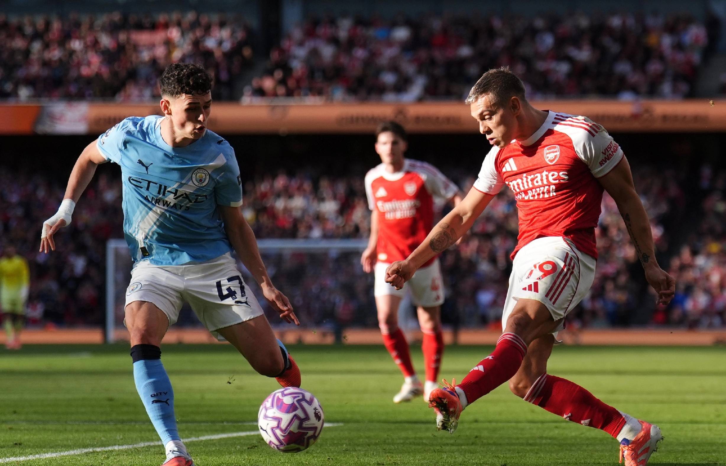 申京隔扣颜射亚当斯，后者按头锁喉遭申京“挑衅”：就扣你这混球（申京隔扣颜射亚当斯引爆冲突：被按头锁喉后回击挑衅“就扣你这混球”）