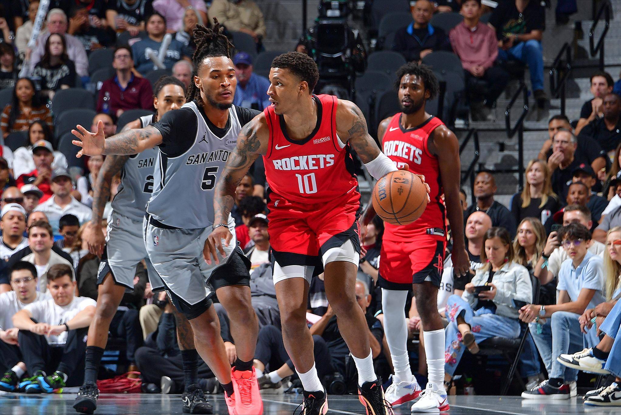 全球篮球商业化加速发展（全球篮球商业化进程提速）