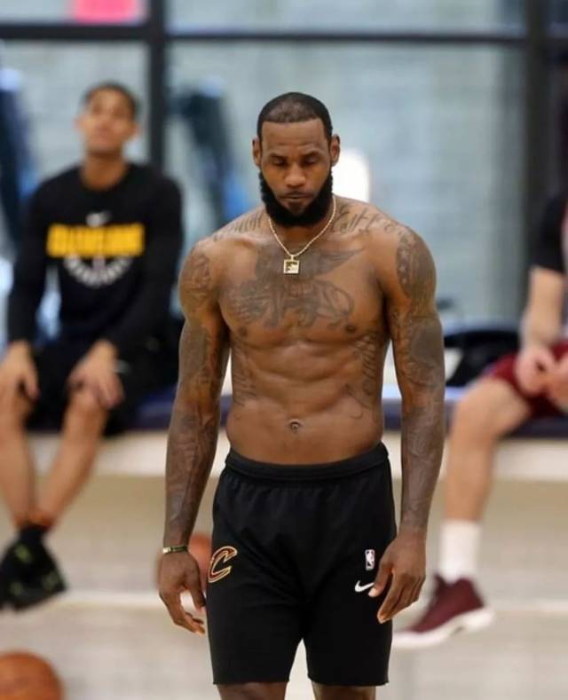 巴萨主场迎战奥萨苏纳：领跑优势或将扩大，特尔施特根复出引关注（巴萨主场对阵奥萨苏纳：榜首优势有望拉大，特尔施特根复出成焦点）