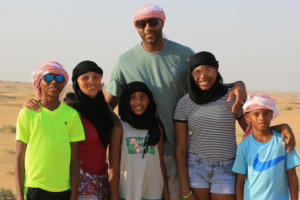 独行侠胜篮网，浓眉赛后赠球衣予小球迷（独行侠击败篮网，浓眉赛后将球衣赠送小球迷）