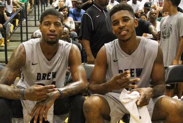 他是从谷底往上爬的那种人（他是那种从低谷逆袭的人）