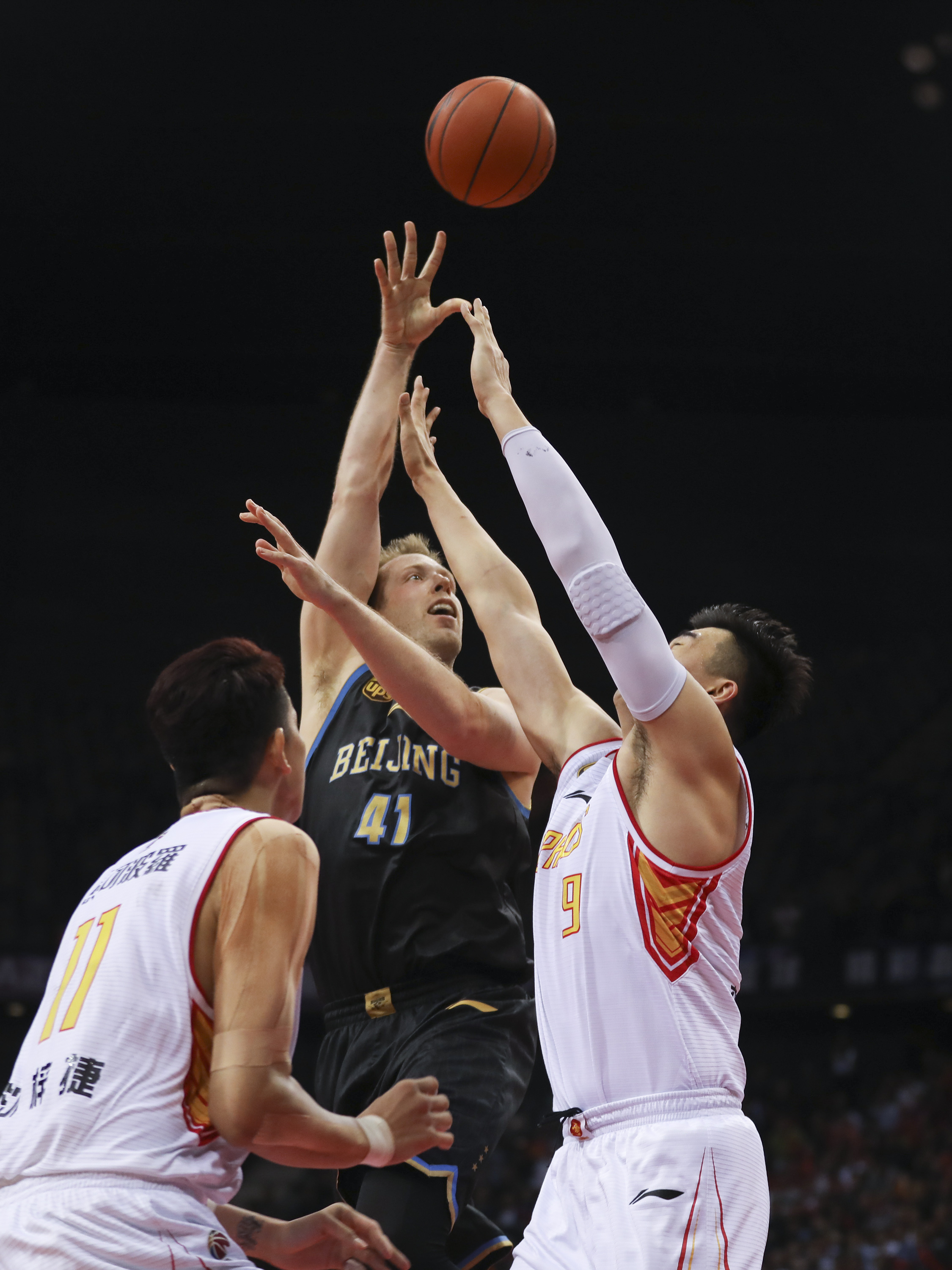 苗原：有中超球队接触韩国国脚朴镇燮，浙江队与球员有传闻（苗原：中超球队已与韩国国脚朴镇燮接触，浙江队成传闻焦点）