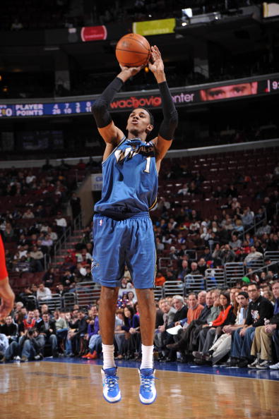 TA：因现代足球重视边路与攻防转换，菱形中场阵型已几乎绝迹（TA：现代足球偏重边路与攻防转换，菱形中场几乎消失）