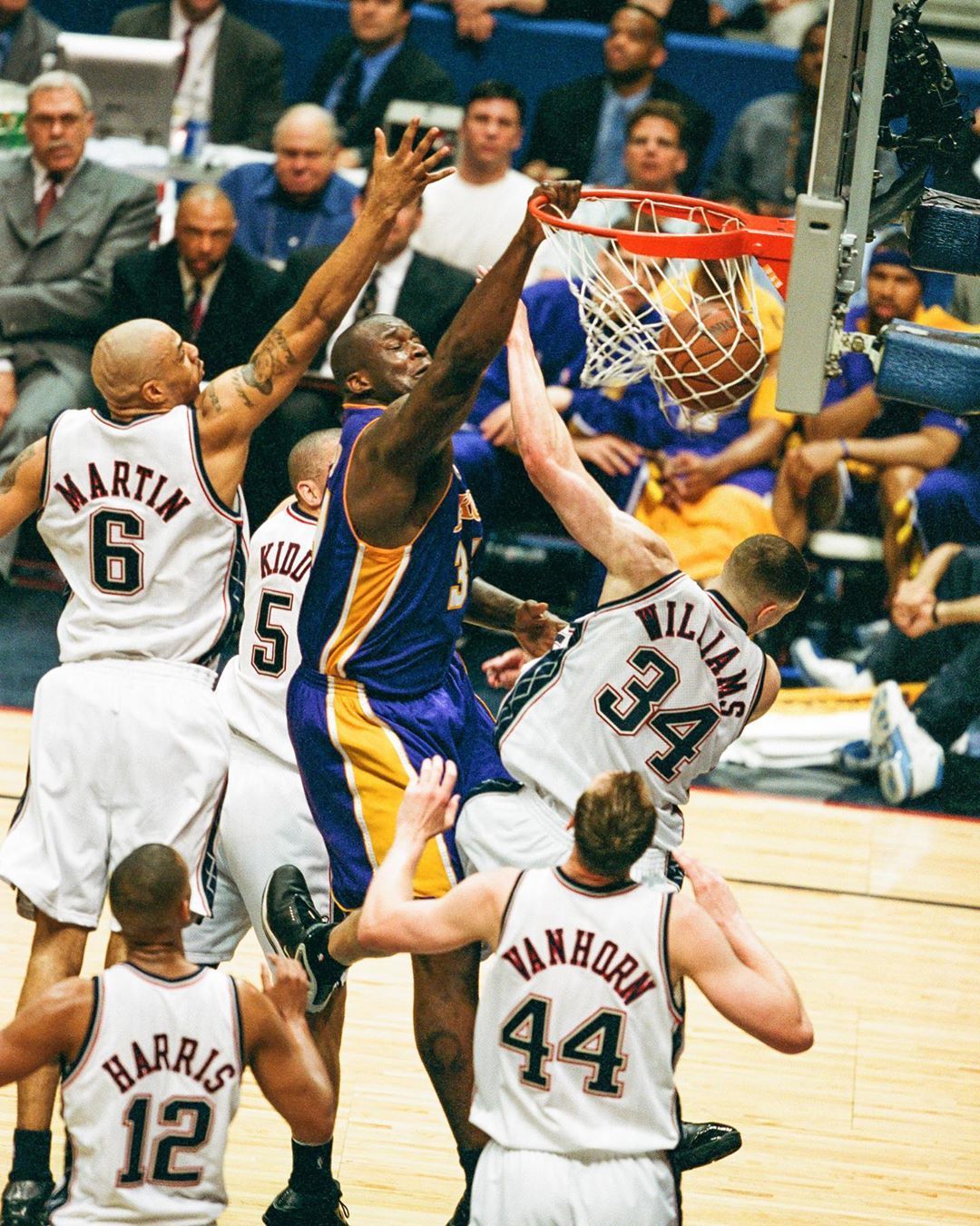 特维斯率塔列雷斯对阵博卡，赛后收到博卡赠送的纪念球衣（特维斯率领塔列雷斯迎战博卡，赛后获赠博卡纪念球衣）