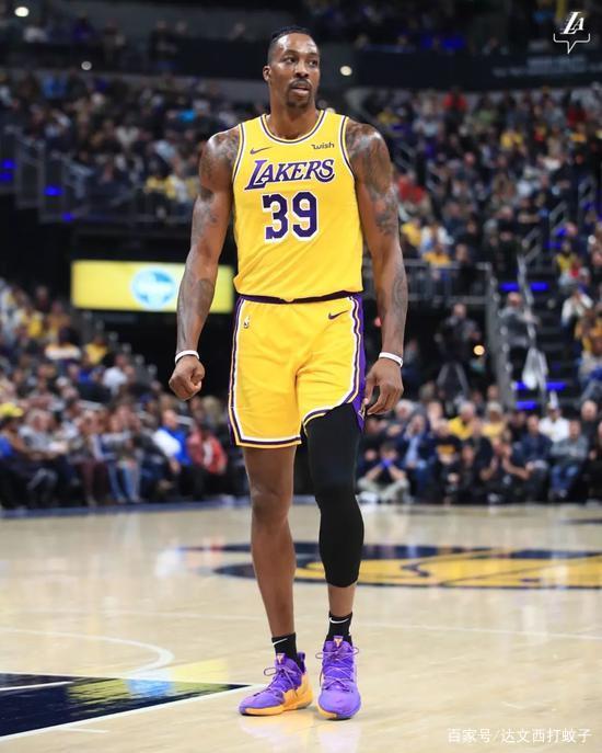 库里一战刷爆纪录！勇士全场沸腾（库里一战打破多项纪录！勇士主场嗨翻天）