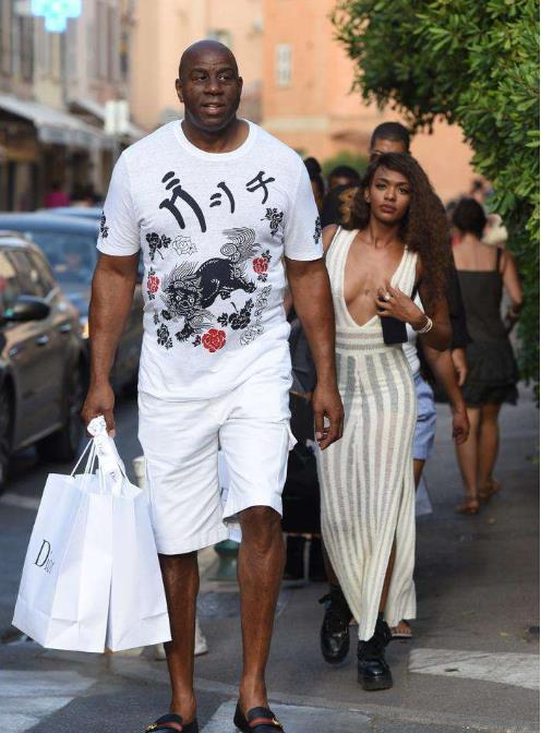 魏祥鑫：我还不是“全村的希望”，争取能踢出来在欧洲立足（魏祥鑫：还谈不上“全村的希望”，要踢出来并在欧洲站稳脚跟）