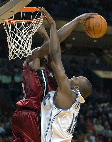 骑士内线组合压制对手（骑士内线双塔压倒对手）