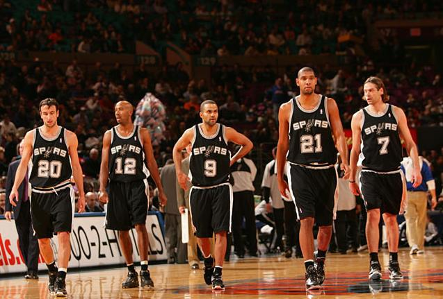 那不勒斯主场迎战尤文图斯，两队积分相近，那不勒斯伤兵满营，主场难胜尤文，可能战平。（意甲焦点：伤病缠身的那不勒斯主迎尤文，积分接近，平局更可期）